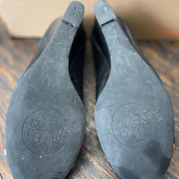 Tory Burch Elegant Black Wedge Shoes - Picture 5 of 6